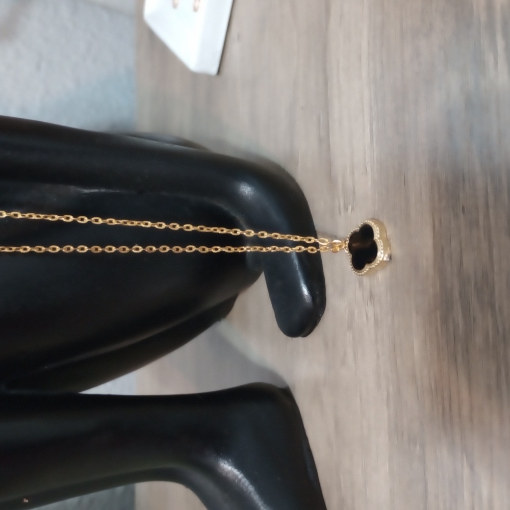 Elegant Gold and Black Pendant Necklace - Picture 10 of 11